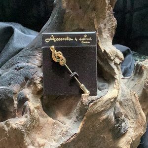 Treble clef accent pin